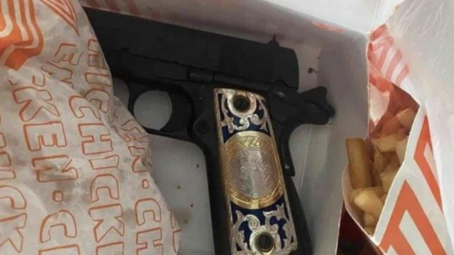 Intentaba introducir pistola en bolsa de Whataburger