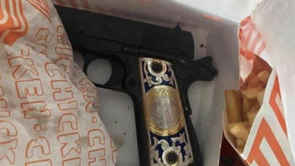 Intentaba introducir pistola en bolsa de Whataburger
