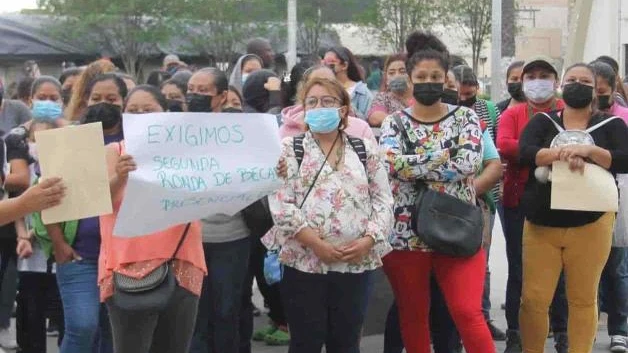 Acusan fraude en becas: encaran a alcalde madres de familia enojadas