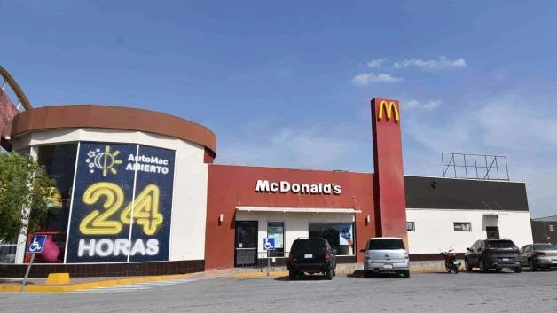 Hallan gusanos en hamburguesa