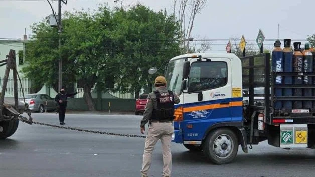 A la fuerza quitan bloqueo