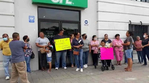 Toman vecinos la CFE hartos por los apagones