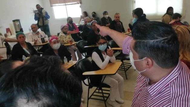 Truenan sindicalistas contra líder