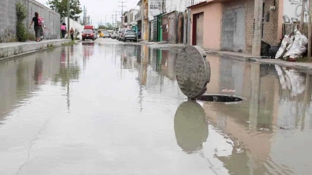 Viven entre aguas negras