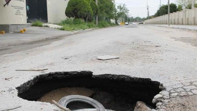 Pone socavón en peligro a automovilistas y peatones