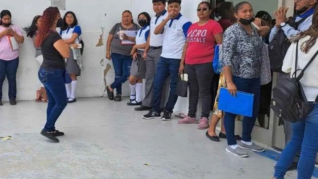 Hacen larga espera para recoger beca