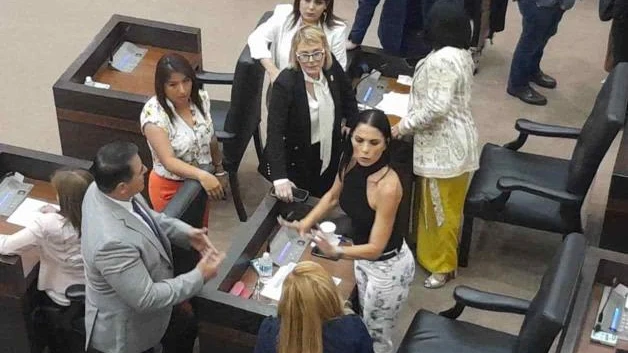 Disputan diputados por ´falsificar´ firma: Suspende Congreso sesión tras acusaciones de panistas