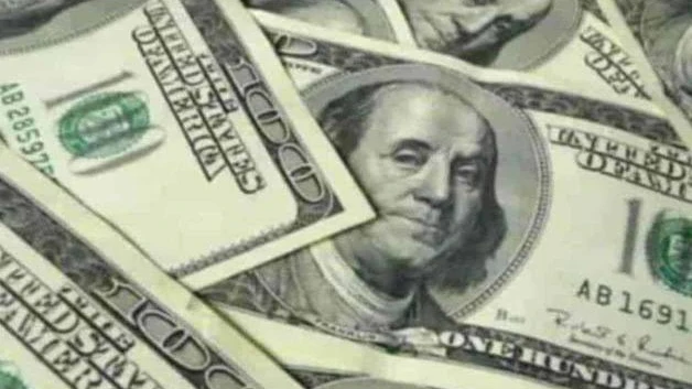 Precio del dólar: moneda abre en 17.56 pesos al mayoreo