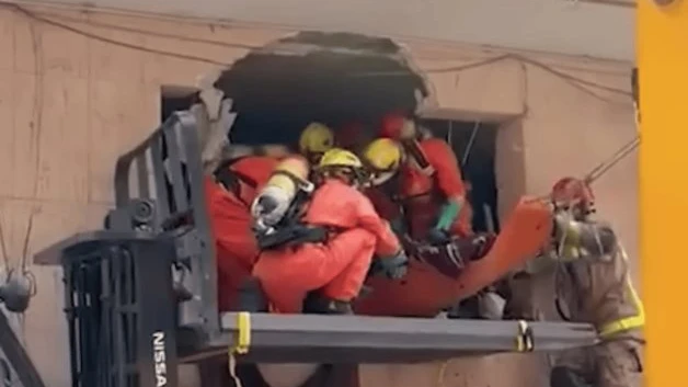 Rescatan a hombre de 250 kilos de peso