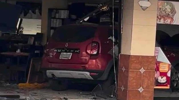 Se mete con camioneta a restaurante