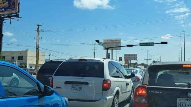 Caos vial por fallas en semáforos