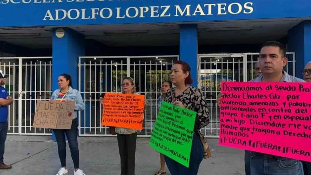 Padres toman escuela por presunto maltrato a alumno