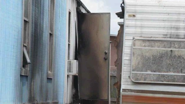 Muere niño al quemarse su vivienda