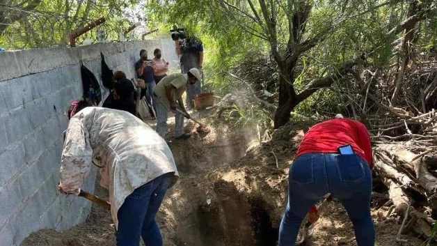 Son 16 fosas abiertas con 27 cuerpos: buscadoras