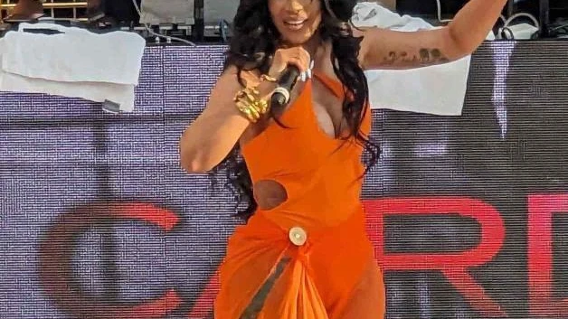 ¡Cardi B se pone violenta!