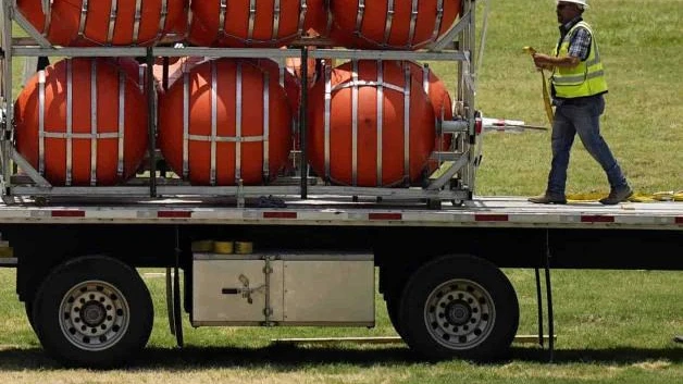 Instala Texas boyas gigantes en el río