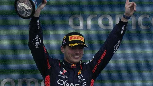 Domina Max en Silverstone: Remonta Checo Pérez del 15 al Sexto