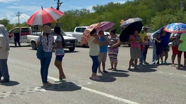 Bloquean carretera por la falta de agua