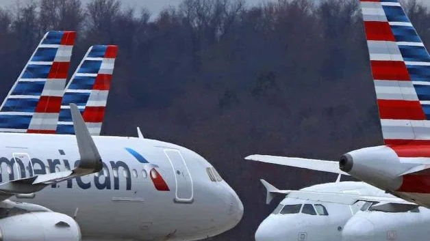 Multan a American Airlines: Reportan decenas de retrasos en tierra