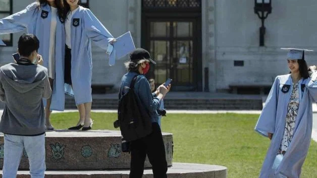 Emite EU guía a universidades: Fomentan diversidad racial