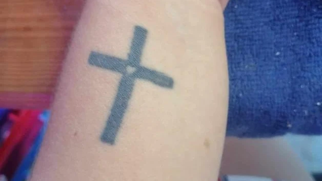 Se ponen tatuajes de moda entre adultos
