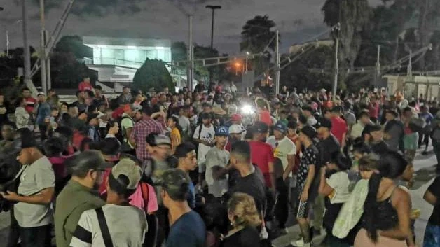 Cierran puente internacional por estampida de migrantes