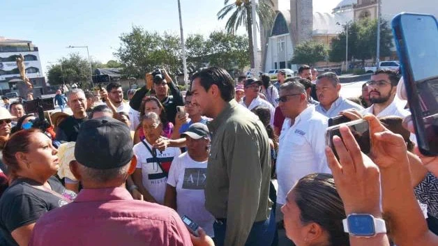 Increpan a alcalde; le exigen atención: Irrumpen colonos en ´mañanera´ de Carlos Peña