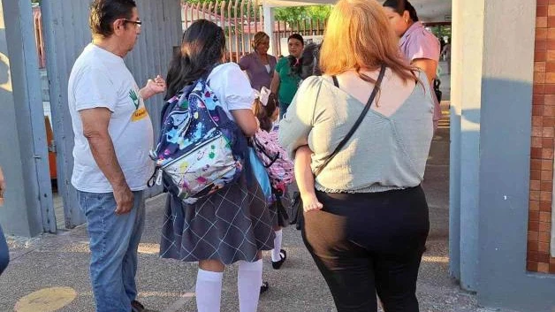 Invitan a papás a analizar libros de texto escolares