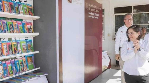Padres de familia protestan por libros