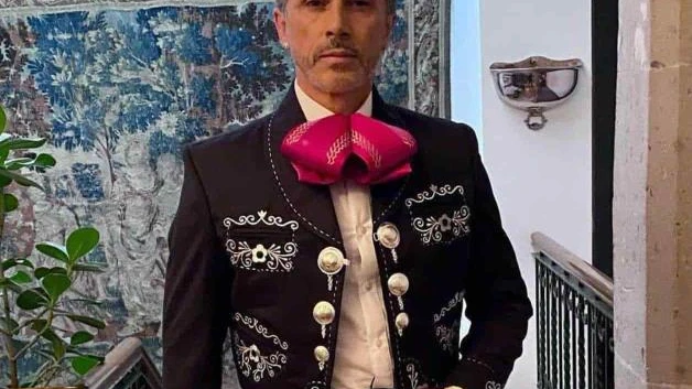¡Se queda vestido y alborotado!