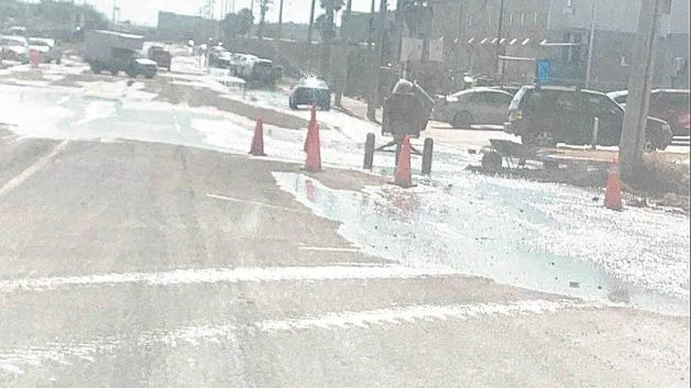 Desperdician litros de agua; se rompe tubería en el parque industrial