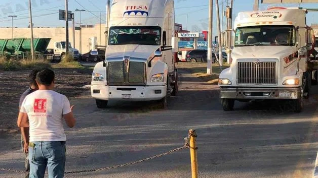 Exigen justicia para Leslie; bloquean puente "Tomates"