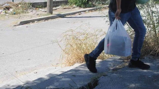 Obsoleto paso peatonal, olvidado y peligroso