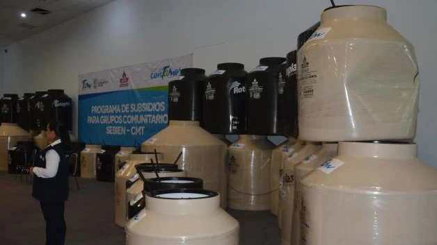 Sin fecha, entrega de tinacos de agua