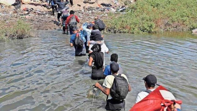 Agrede agente a migrante