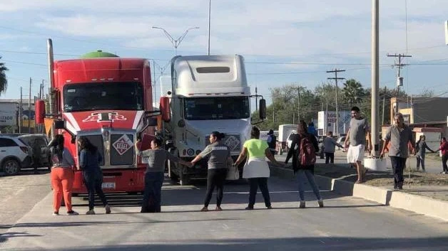 Estalla nuevo conflicto: Cierran carretera madres de familia