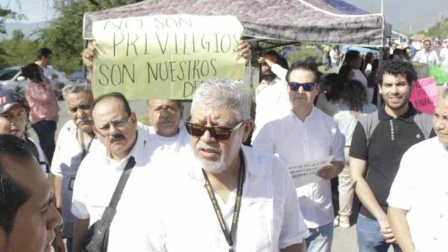 Recortan prestaciones a empleados federales