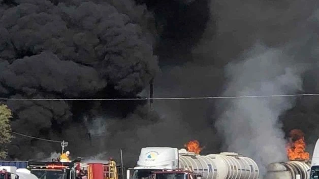 ¡Aterradoras explosiones! Estallan cuatro contenedores de combustible