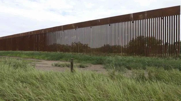 Construirán un enorme muro