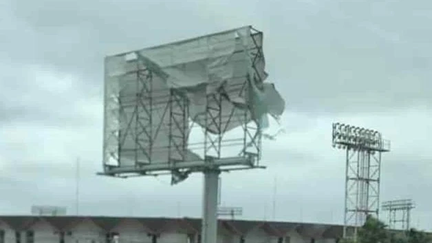 Provocan vientos destrozos
