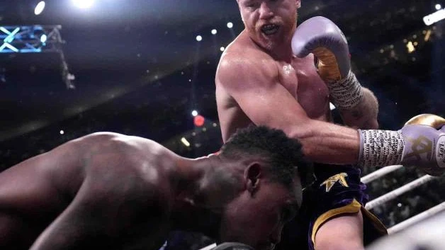 "Canelo" Álvarez afirma "estoy de regreso" pese a no noquear a Charlo