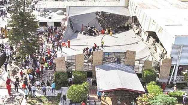 Tragedia en templo, colapsa techo: 10 muertos