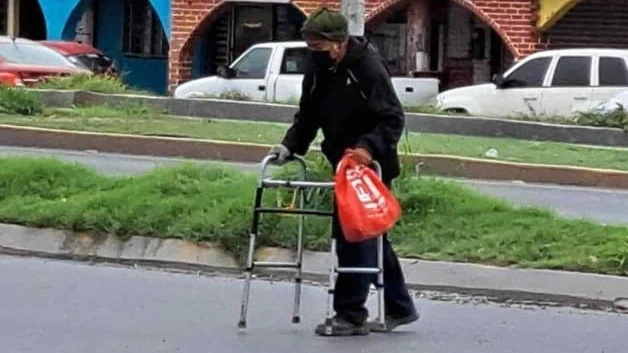 Arriesgan discapacitados su vida: Cruzan a pie el bulevar Hidalgo