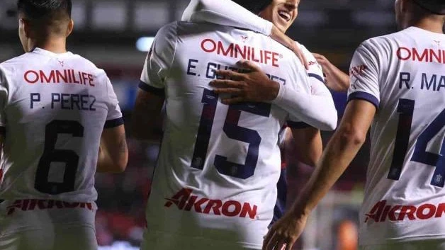 Chivas sufre, pero gana