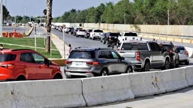 Kilométricas filas para cruzar a USA
