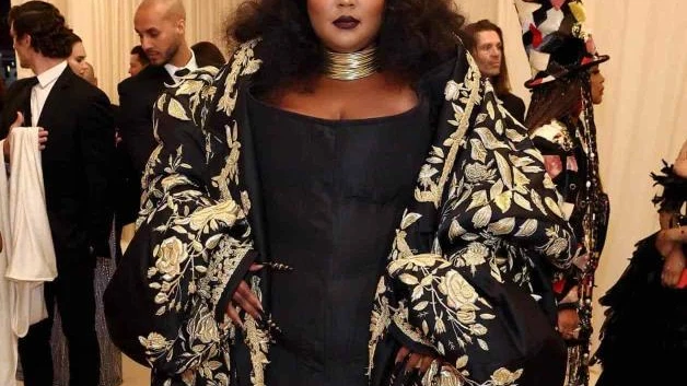 Lizzo pide desestimar demanda