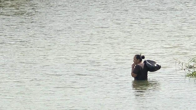 Migrantes varados más de 24 horas a la orilla del río Bravo