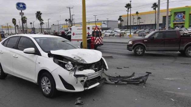 Acelera en lugar de parar y choca