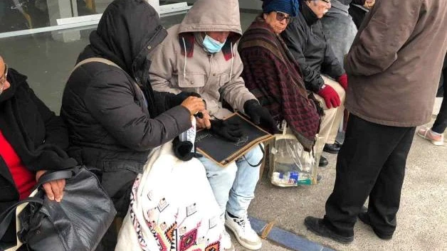 Abuelitos soportan frío extremo en Matamoros para cobrar pensión