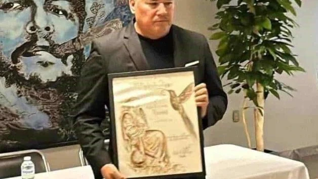 Reconocen a Alberto Lara